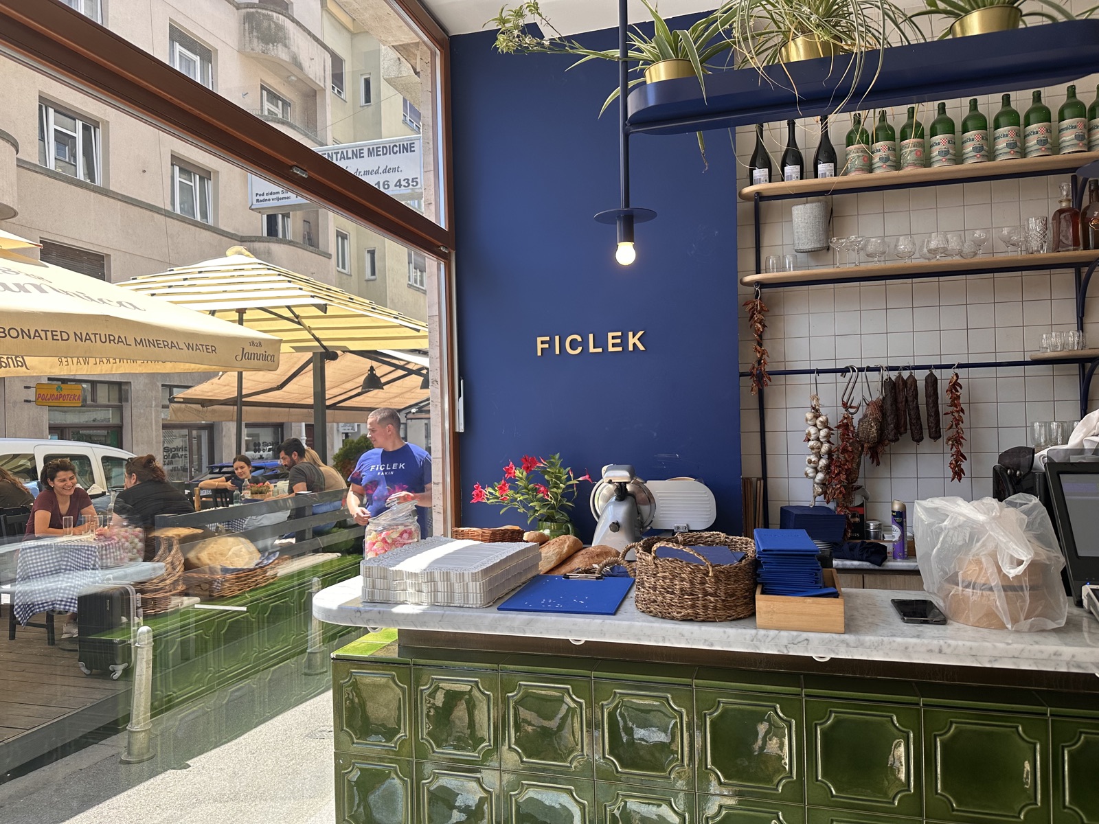 Pod Zidom Bistro Ficlek